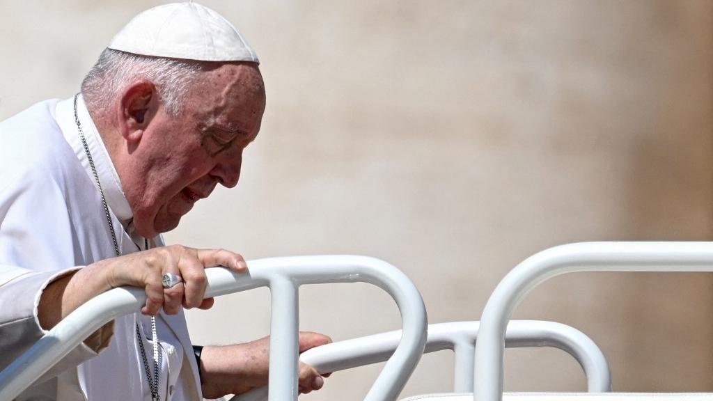 Papa Francisco tem noite tranquila após cirurgia, diz Vaticano