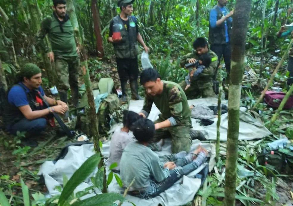 Militares prestam primeiros socorros a crianças achadas na selva colombiana