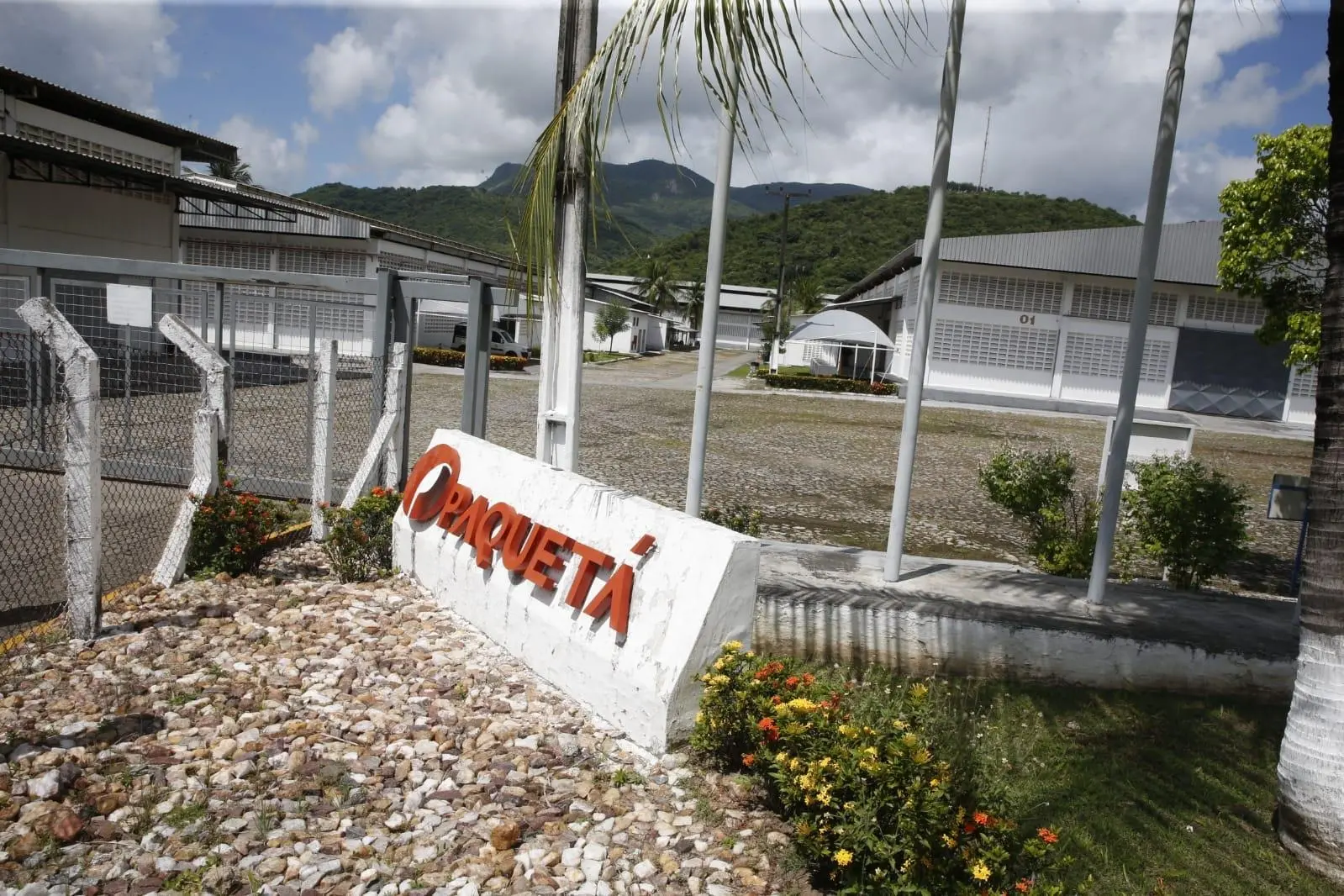 Fachada de uma das fábricas da Paquetá