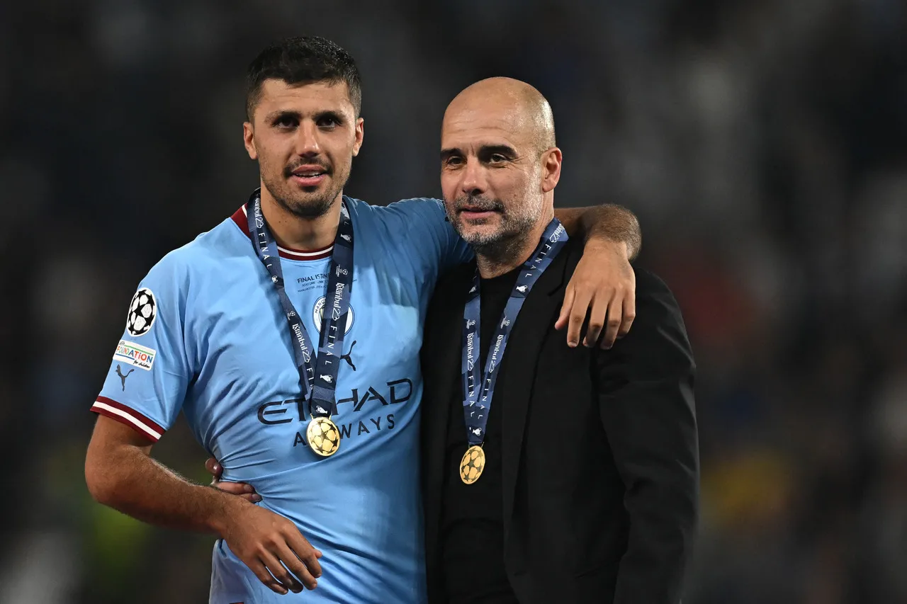 Pep Guardiola ao lado de Rodri, autor do gol do título.