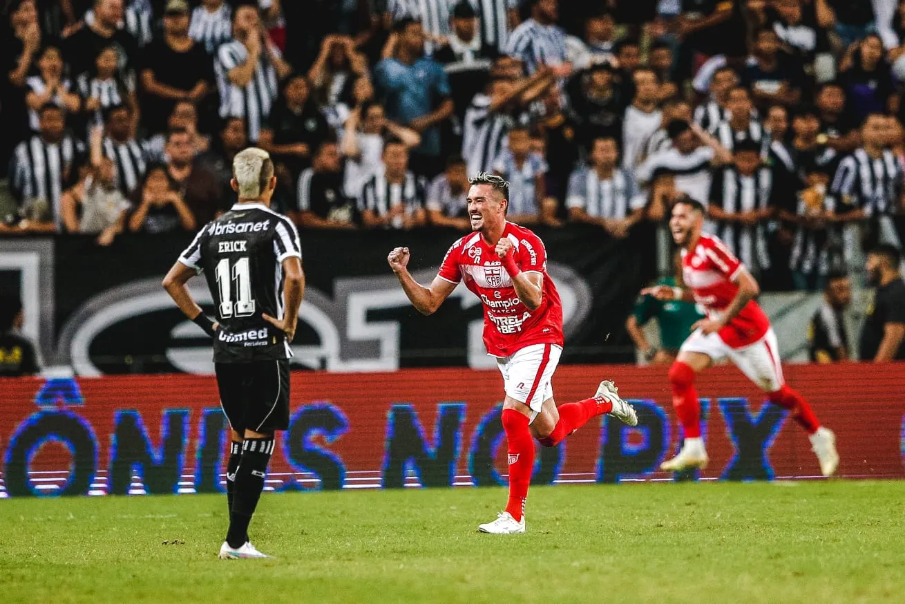 Juninho Valoura comemora gol marcado pelo CRB.