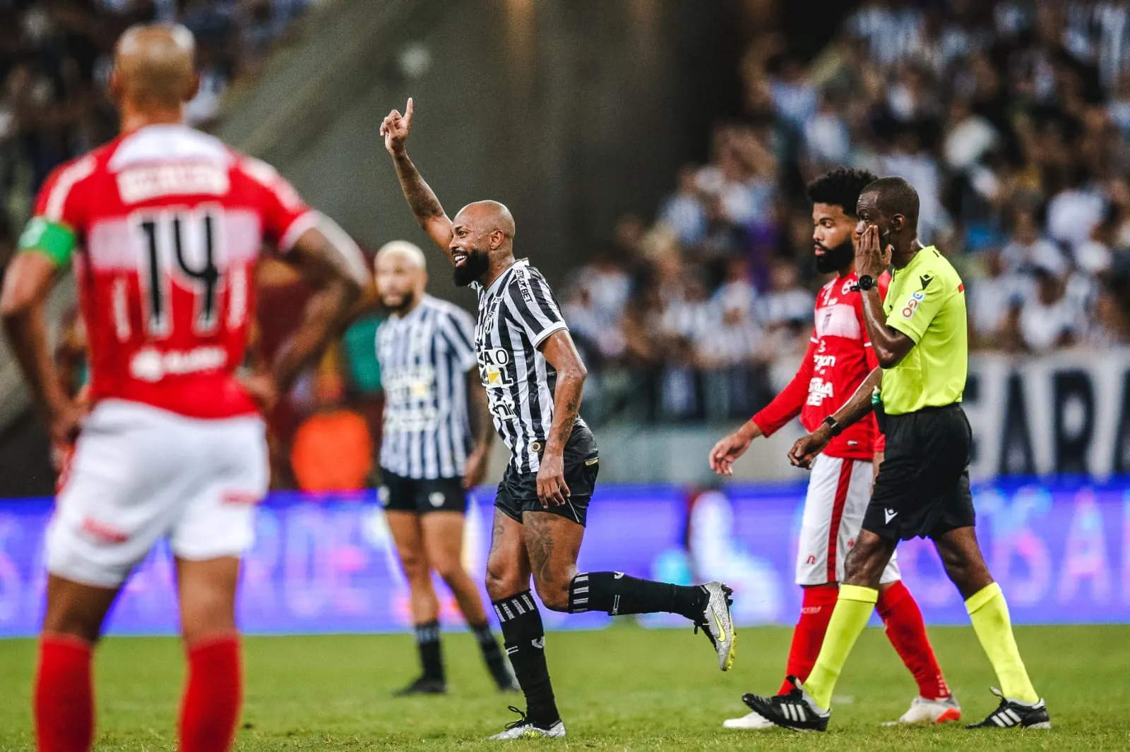 Chay comemora o seu primeiro gol com a camisa do Ceará.