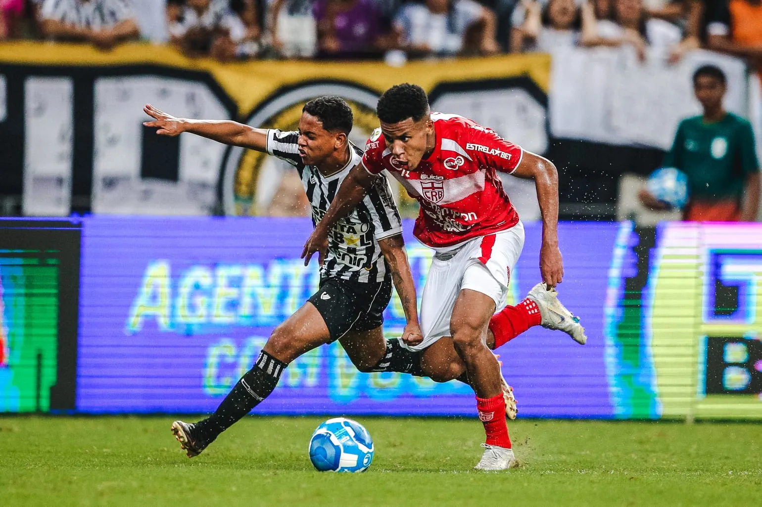 Árbitro viu um puxão de Pedrinho e anulou o que seria o empate do Ceará.