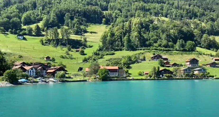 Este pequeno píer é o principal motivo do boom de visitantes, uma localidade com apenas 400 habitantes às margens do Lago Brienz, perto de Berna, capital da Suiça