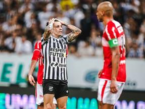 Imagem mostra jogador Jean Carlos, do Ceará, com as mãos na cabeça lamentando derrota