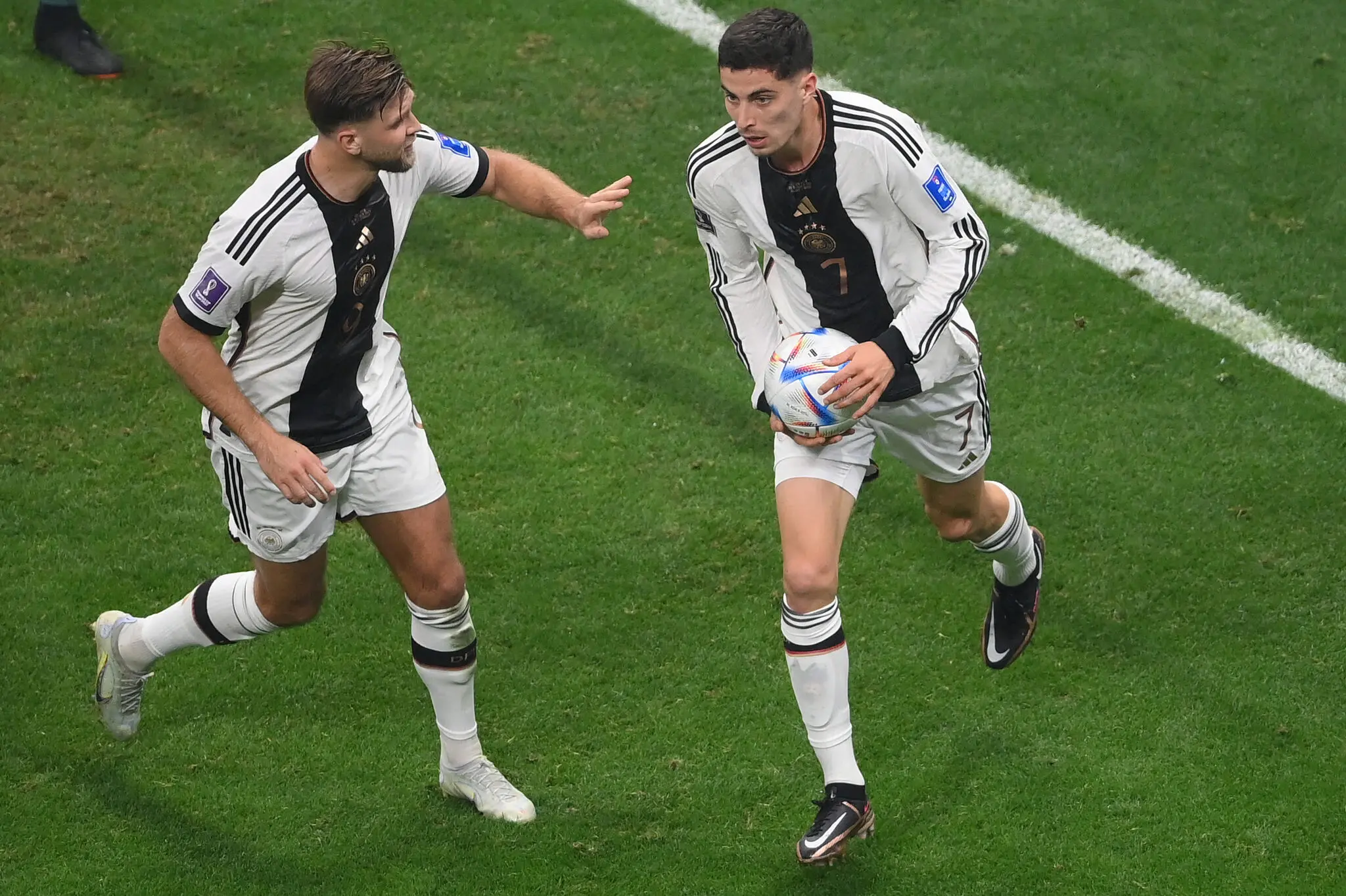 Foto de jogadores da seleção da Alemanha comemorando gol em partida