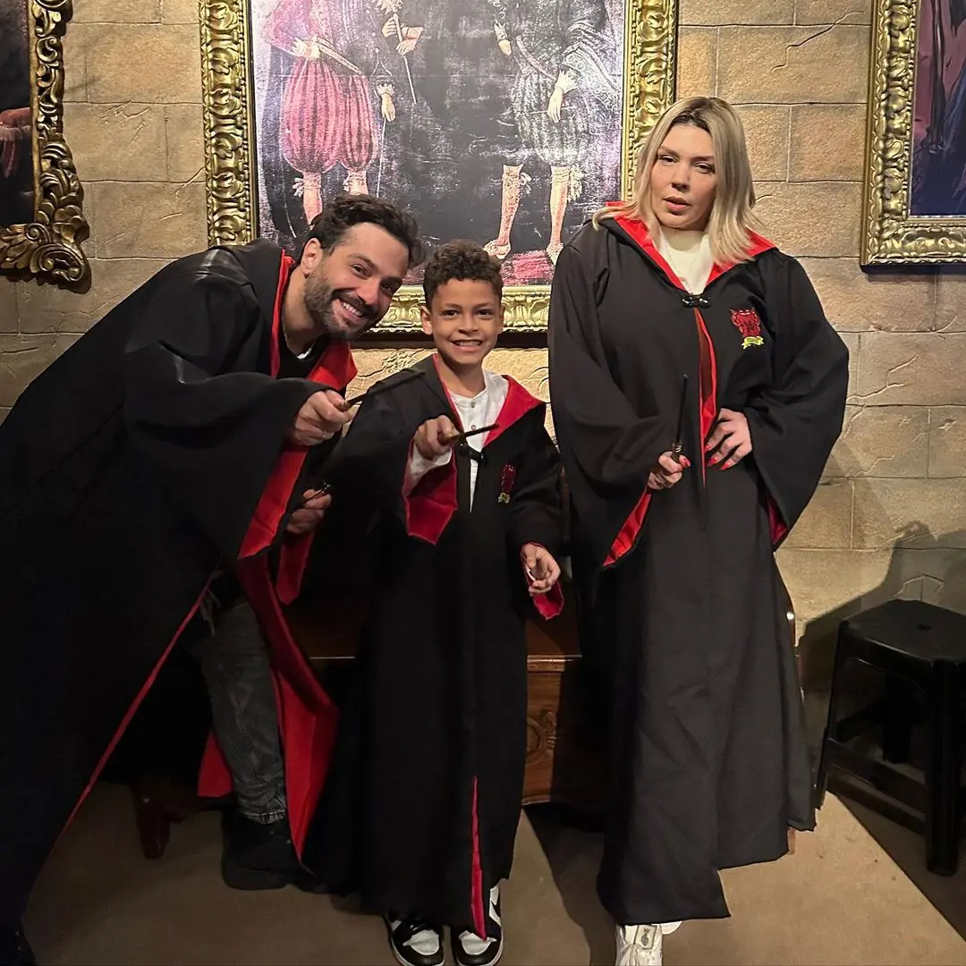 Felipe, Simony e o filho caçula da cantora, Anthony, vestidos com as roupas do filme Harry Potter