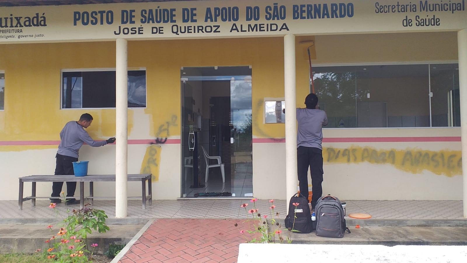 Trabalhadores pintam posto de saúde que foi pichado