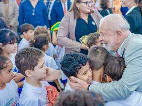 Lula abraça crianças