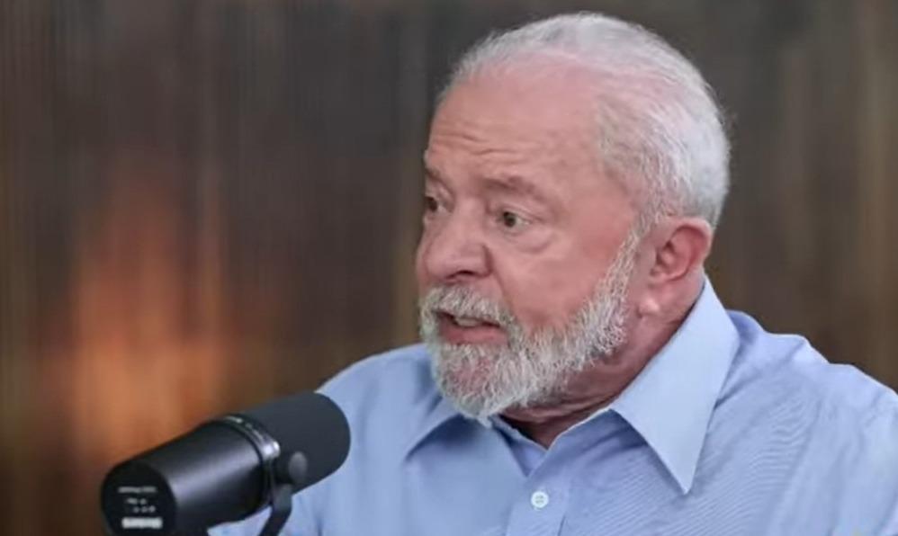 Lula fala ao microfone durante entrevista à EBC