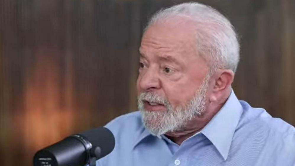 Lula fala ao microfone durante entrevista à EBC
