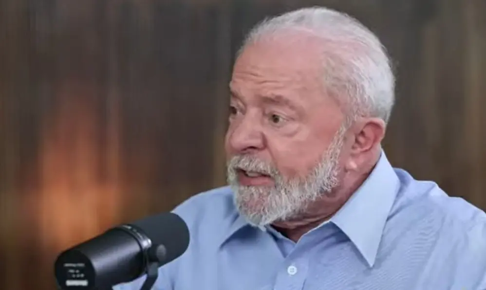 Lula fala ao microfone durante entrevista à EBC