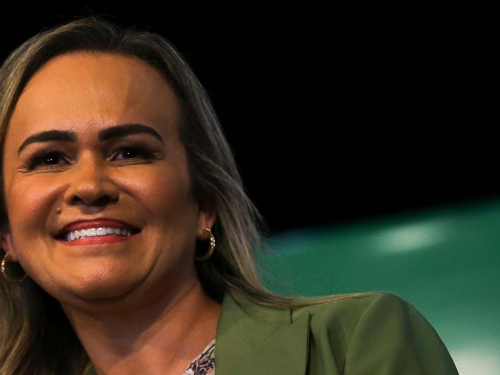 Daniela é uma mulher branca, de cabelos lisos e loiros