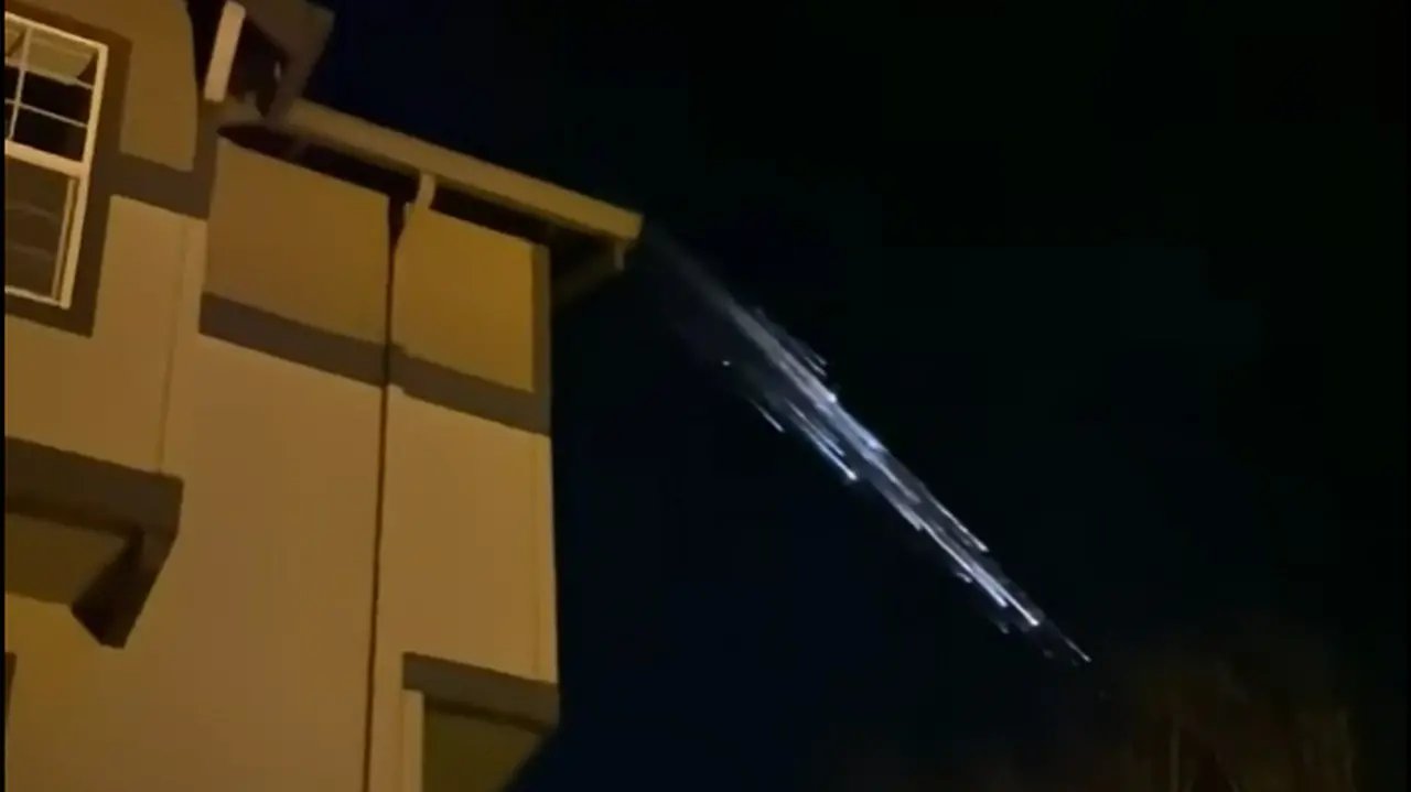 clarão de lixo espacial no céu