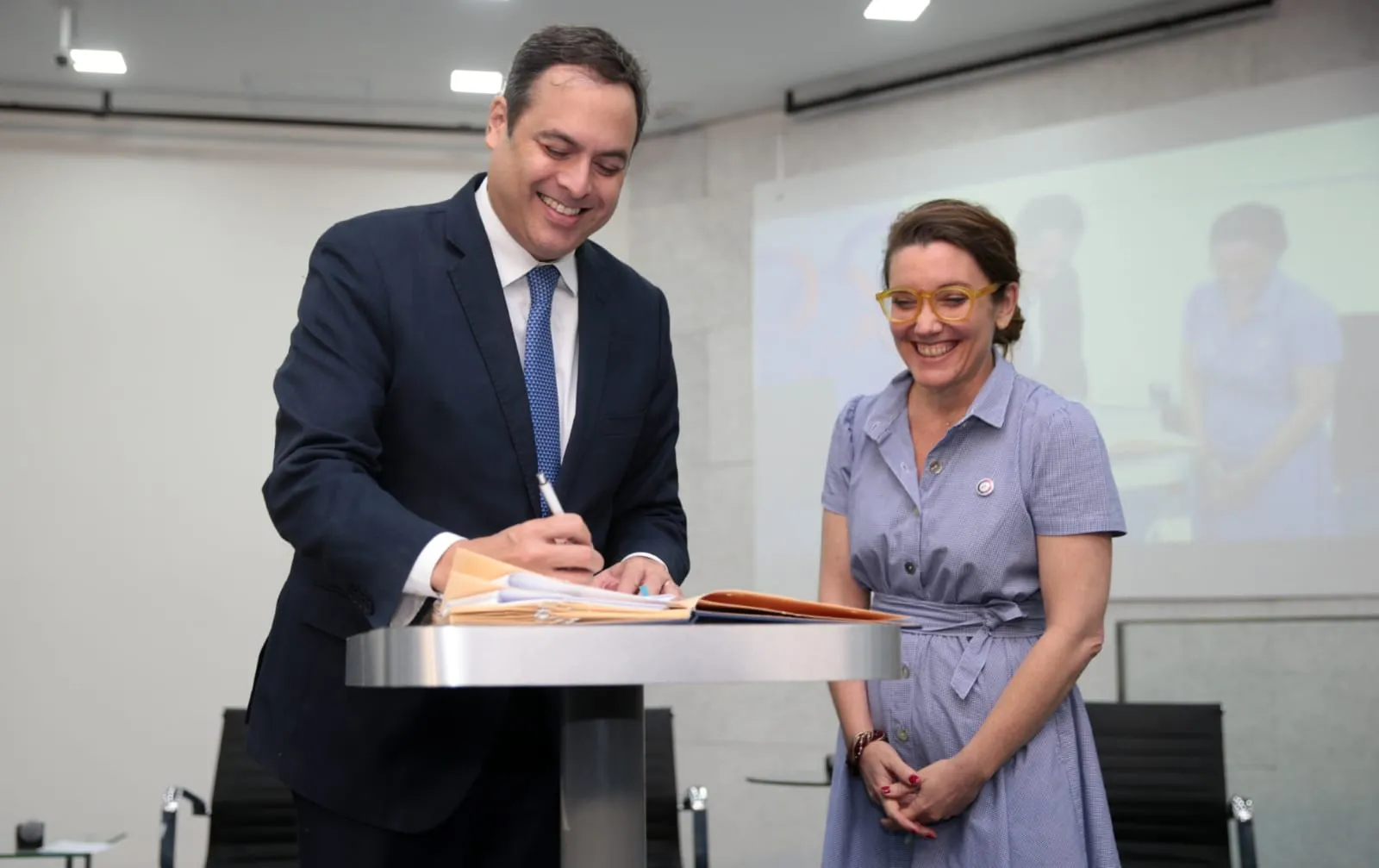 BNB e AFD firmam contrato para investimento em energia renovável e saneamento.