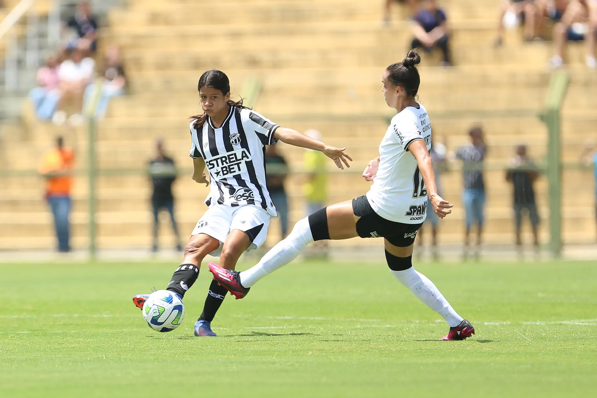 Maria Fernanda em ação no jogo contra o Corinthians pelo Brasileirão Feminino.