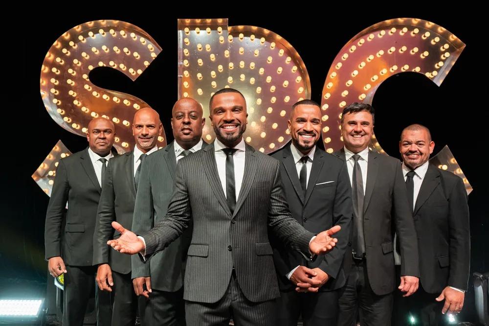 Imagem divulgação mostra membros da banda Só Pra Contrair em anúncio da nova turnê da banda, que acontece em 2024