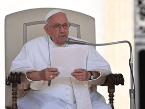 Papa Francisco falando em microfone