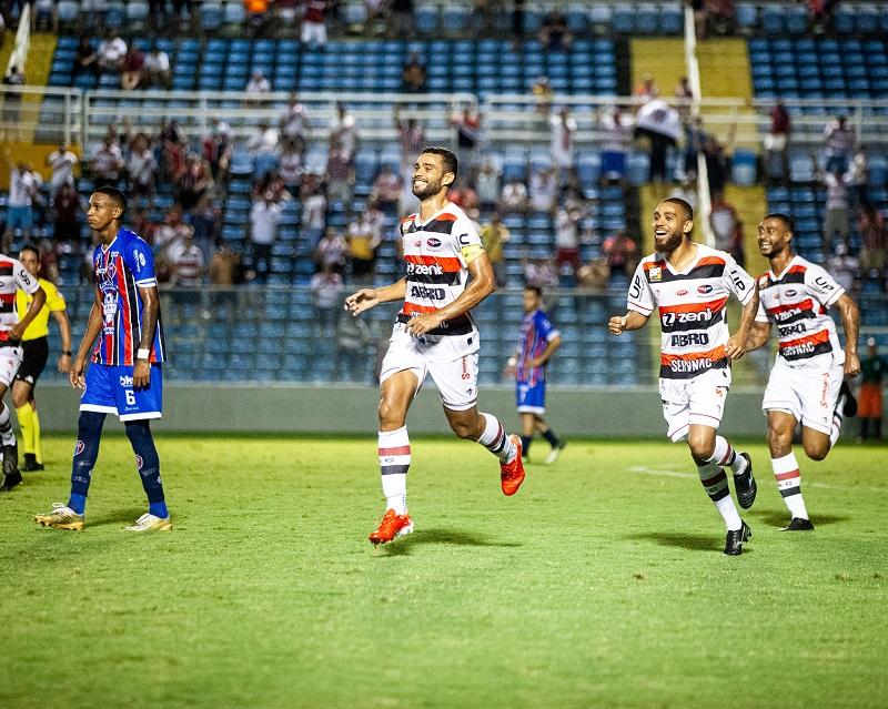 Imagem mostra jogadores de futebol