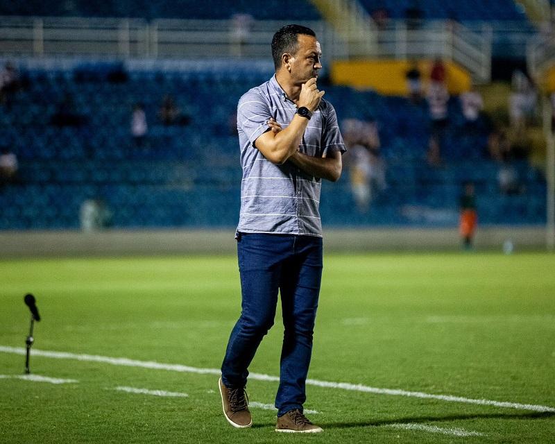 Imagem mostra técnico de futebol