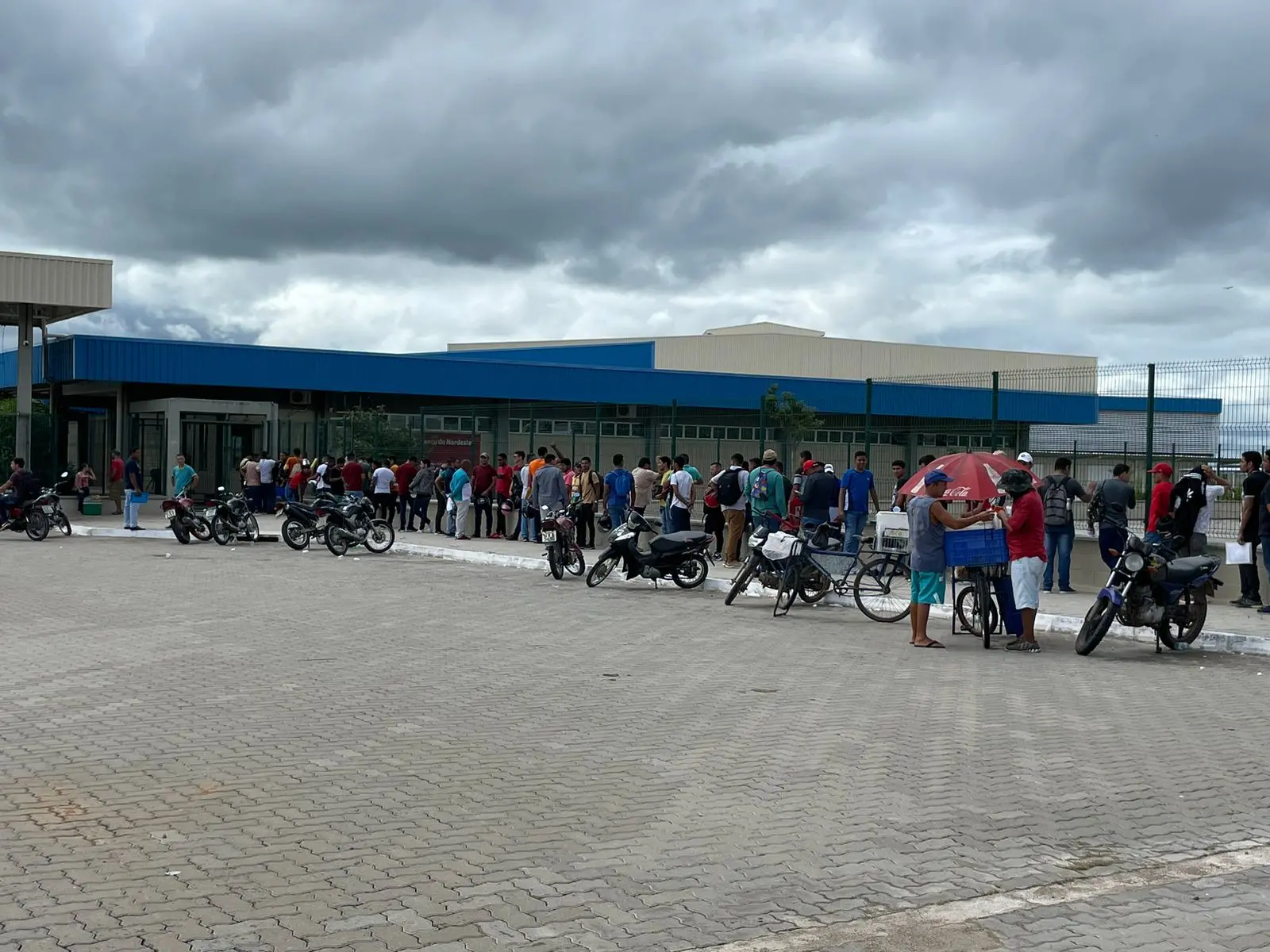 Fila com centenas de pessoas à procura de emprego em fábrica é registrada em Massapê em 15 de junho de 2023
