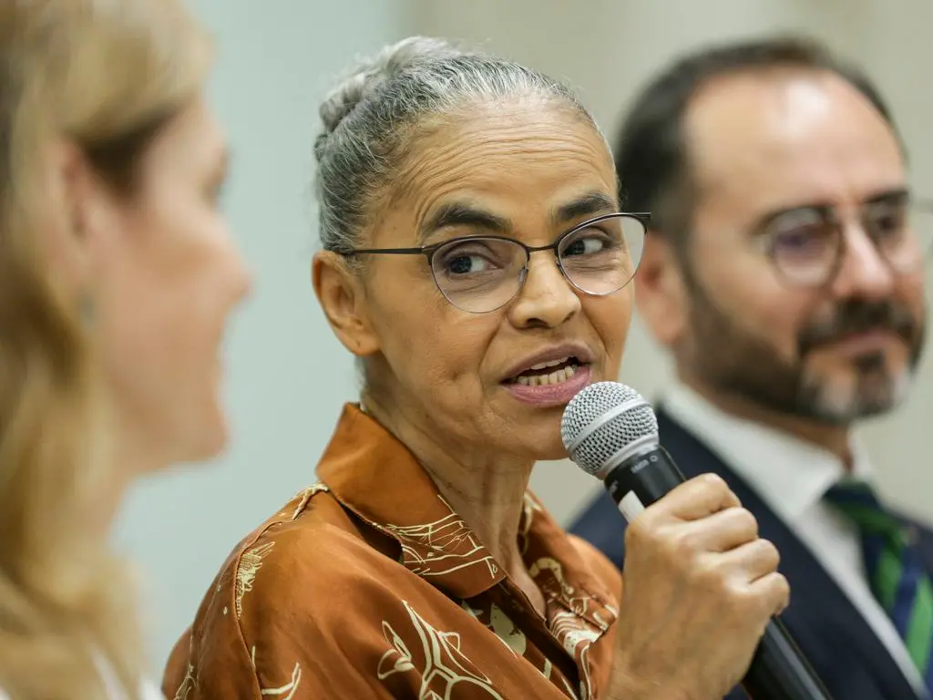 Imagem da notícia Marina Silva é internada para exames após fortes dores na coluna, diz boletim médico