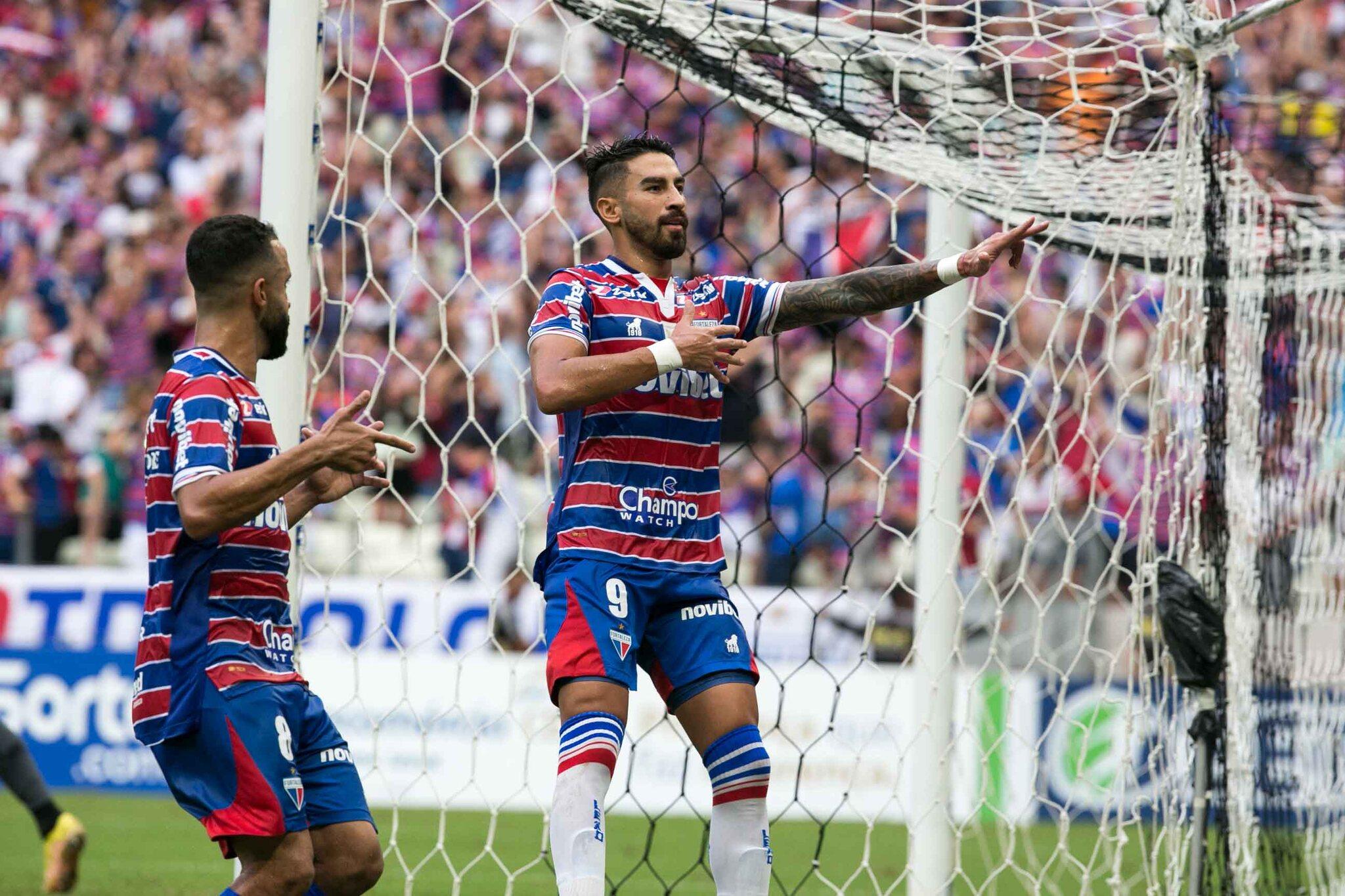 Foto de Lucero, jogador do Fortaleza, durante jogo