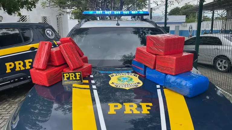 Pacotes de drogas em cima de viatura da PRF