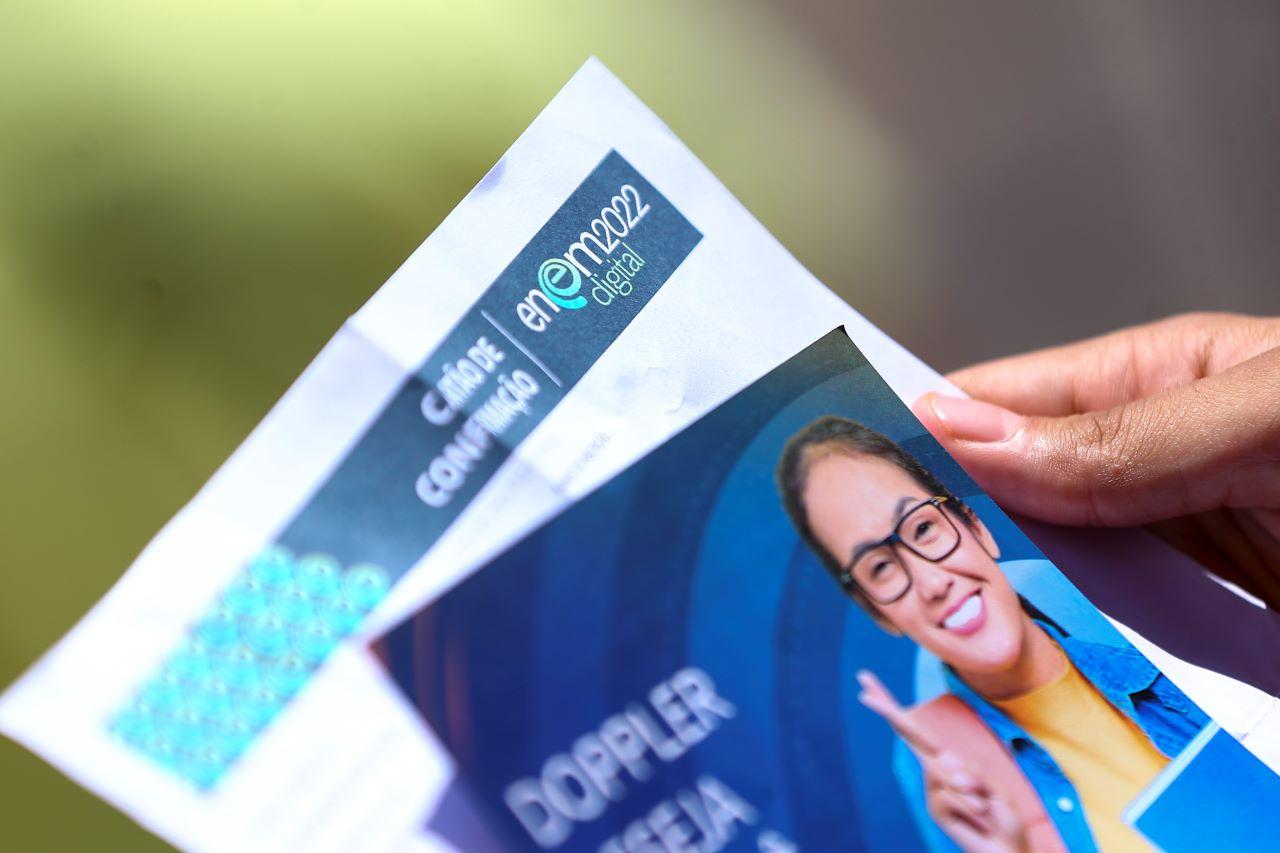 pessoa segura provas enem