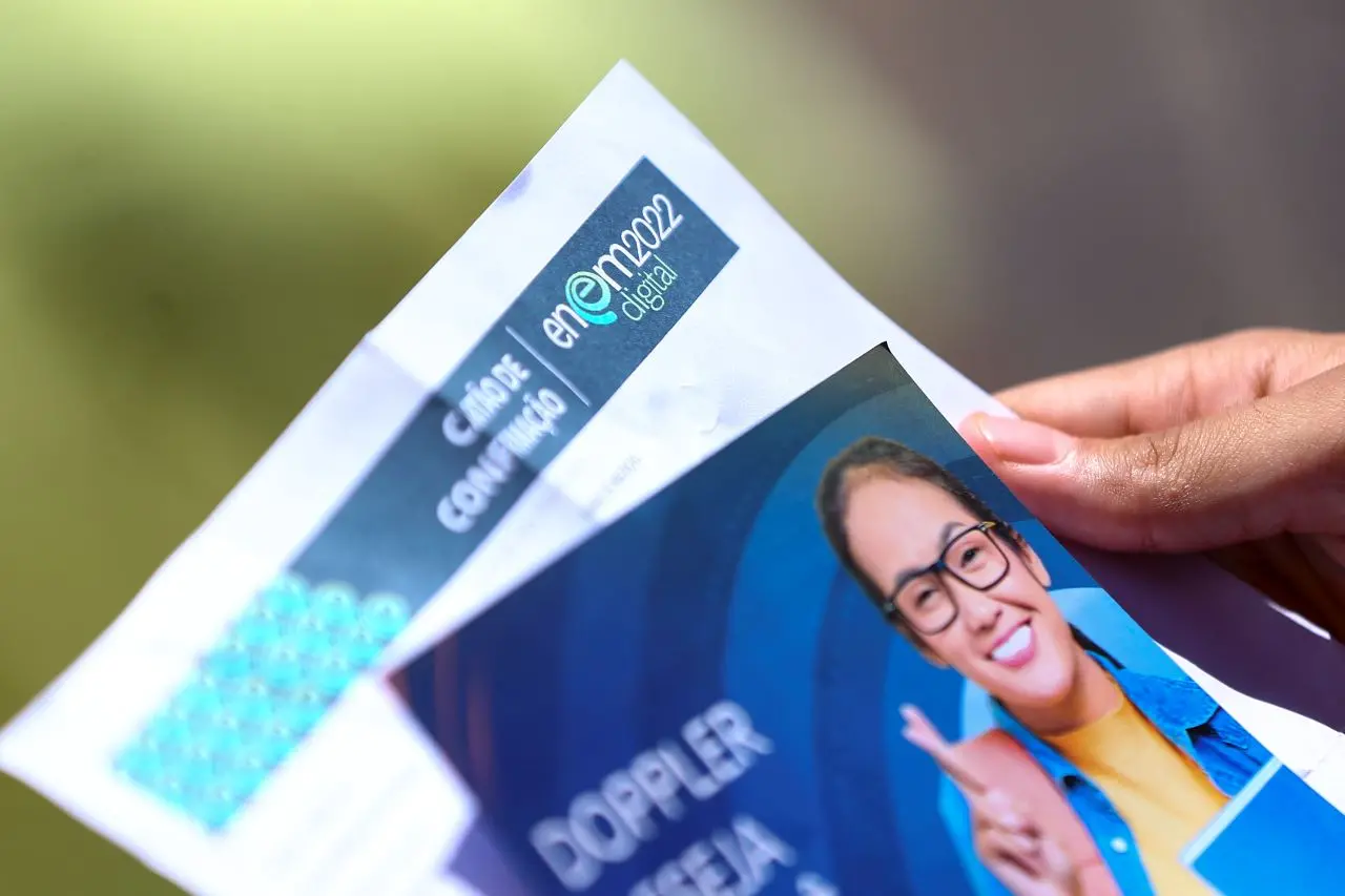 pessoa segura provas enem