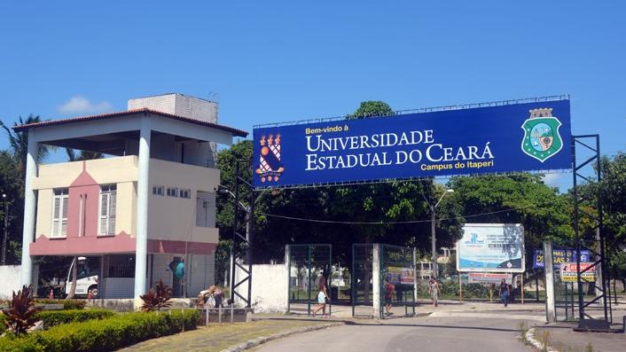 Fachada do campus Itaperi da Universidade Estadual do Ceará