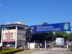 Fachada do campus Itaperi da Universidade Estadual do Ceará