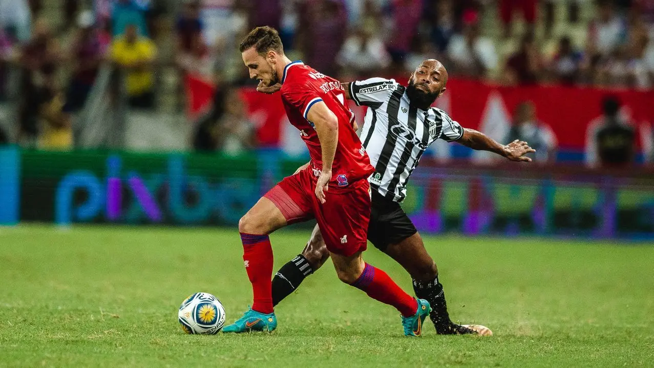 Atletas disputam bola no Clássico-Rei