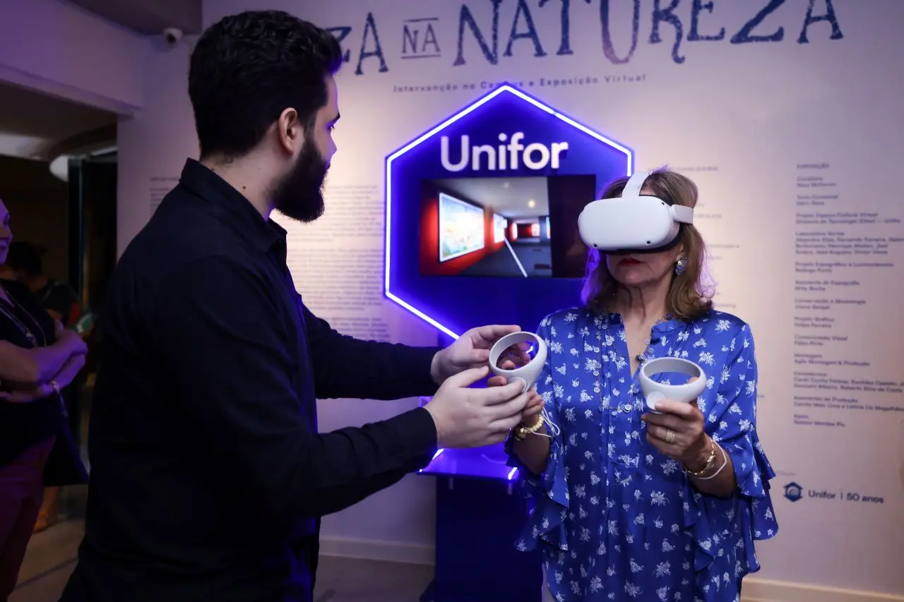 pessoa usando óculos de realidade aumentada