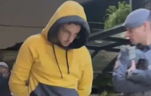 Estudante é levado por policiais para a delegacia