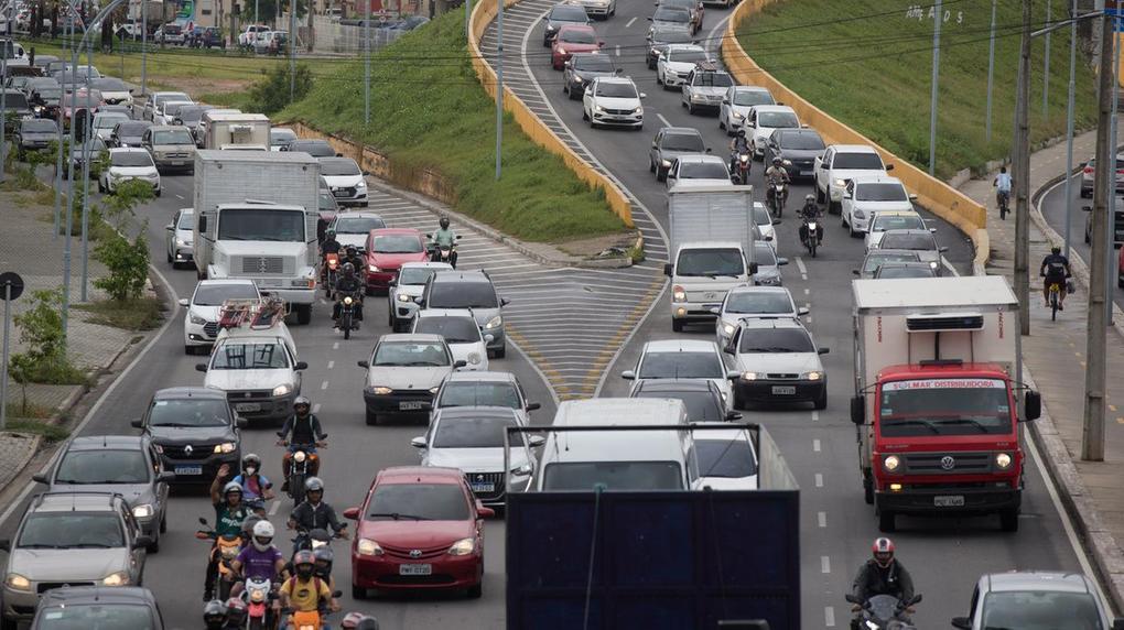 Foto do trânsito em fortaleza mostrando carros e motos em avenida