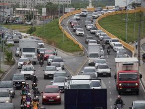 Foto do trânsito em fortaleza mostrando carros e motos em avenida