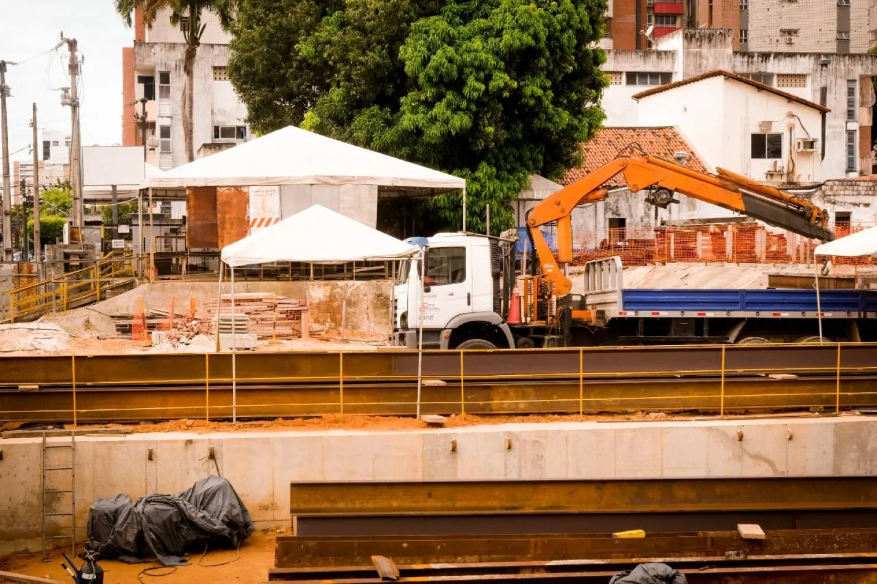 Na tarde da última sexta-feira (16), o Diário do Nordeste visitou o canteiro da rua Nunes Valente. No local, apesar das máquinas, não havia trabalhadores
