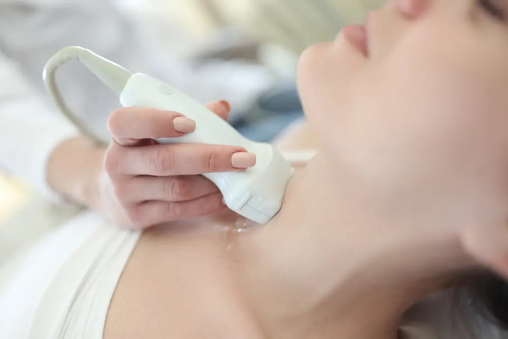 Médico investiga nódulo na tireoide