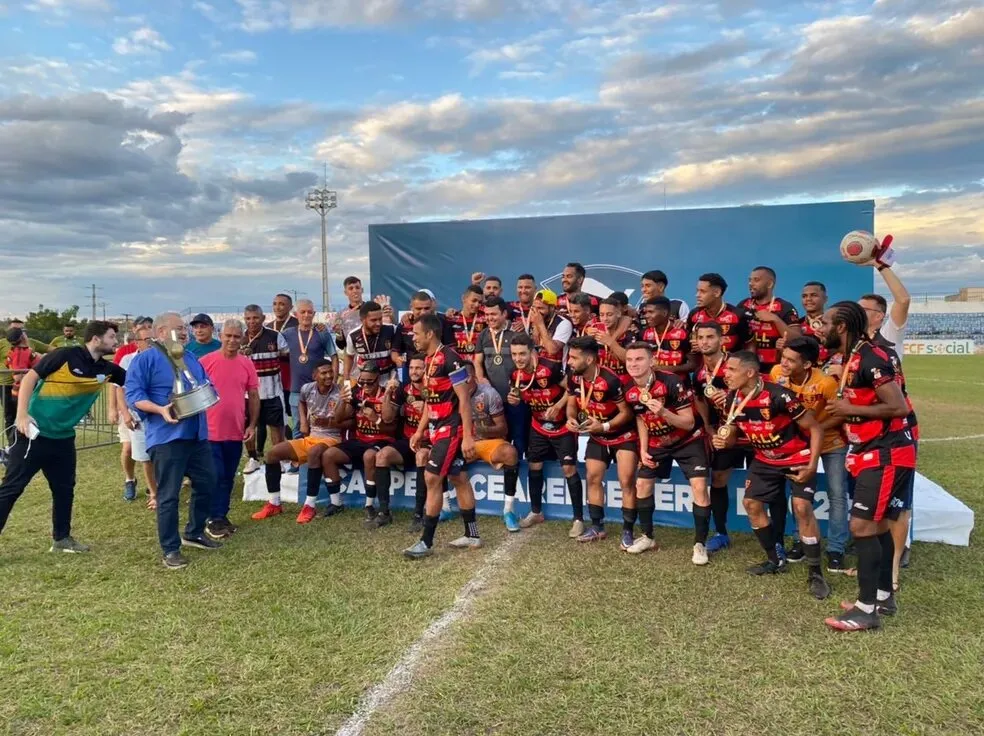 Equipe do Guarani recebendo a taça do Campeonato Cearense Série B de 2022, seu último título.