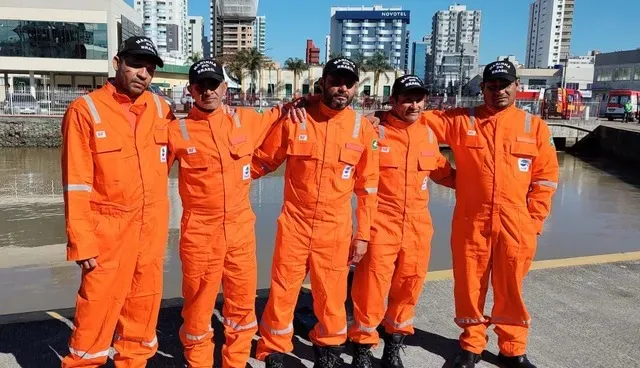 Tripulantes resgatados no sábado (17)