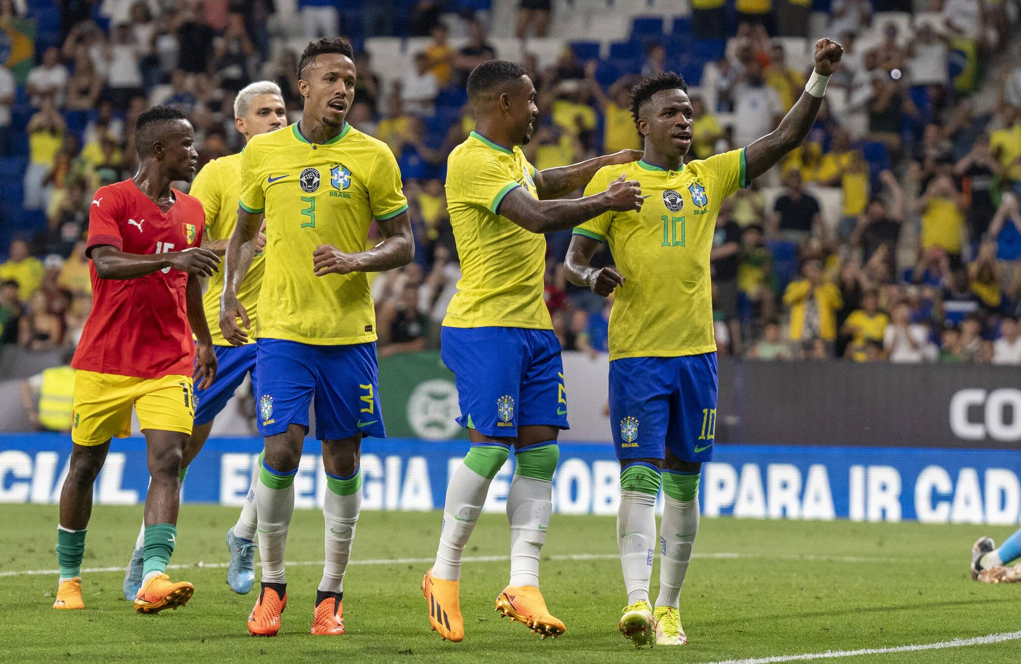 Foto de jogadores da Seleção Brasileira comemorando um gol