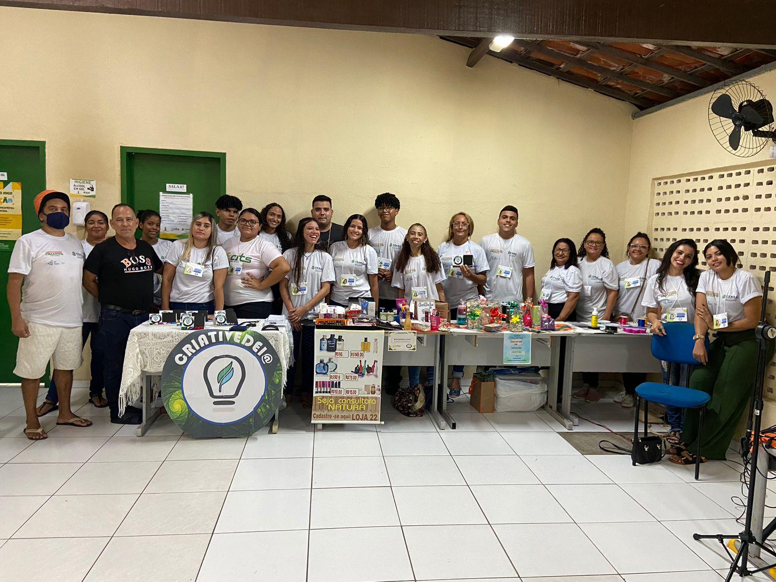 Jovens do programa de empreendedorismo criativo