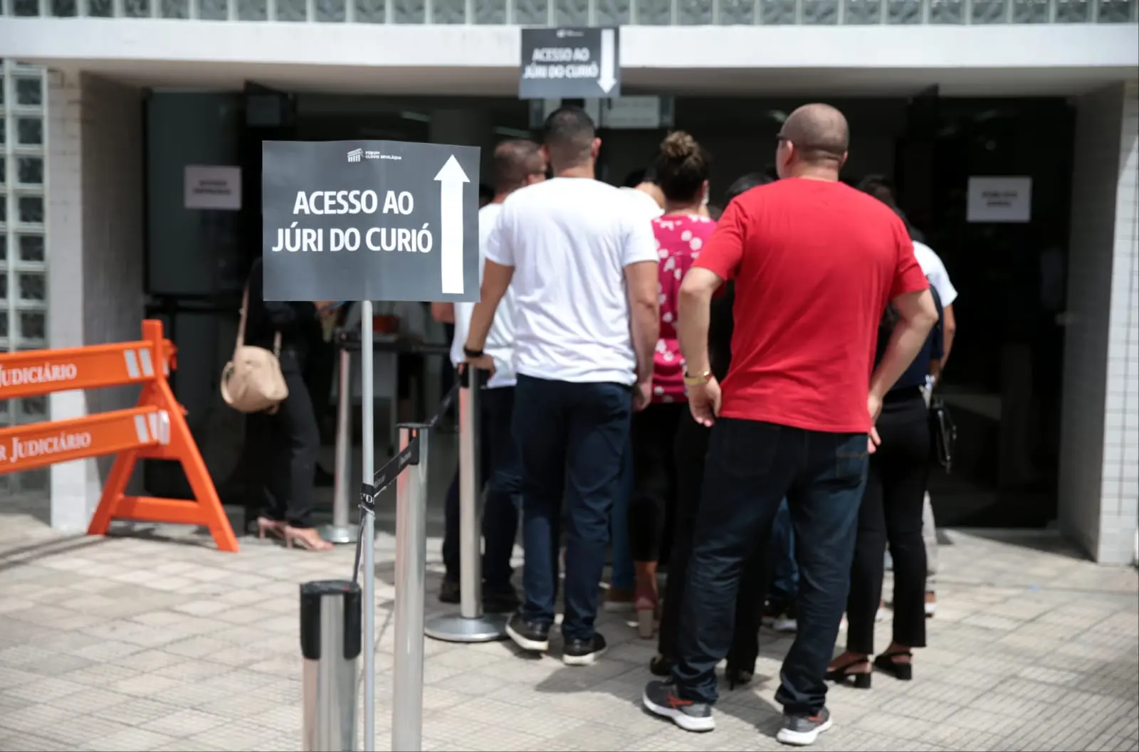 entrada do júri do curió no fórum clóvis beviláqua