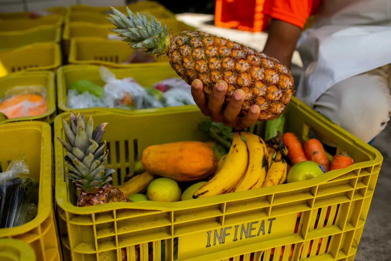 Alimentos são selecionados, pesados e separados para recolhimento por parte das instituições