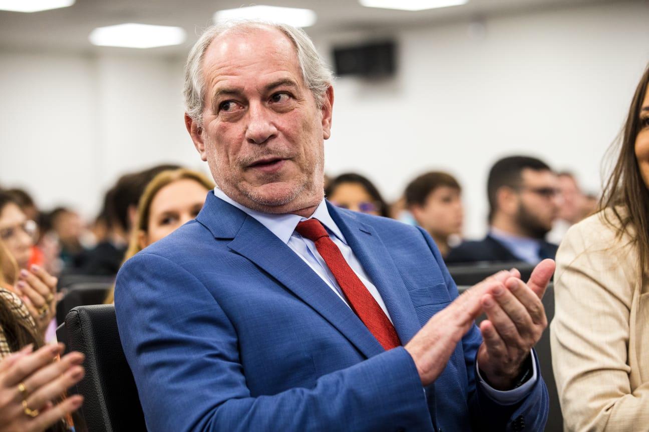 Na OAB Ciro Gomes critica estrutura administrativa de Elmano e