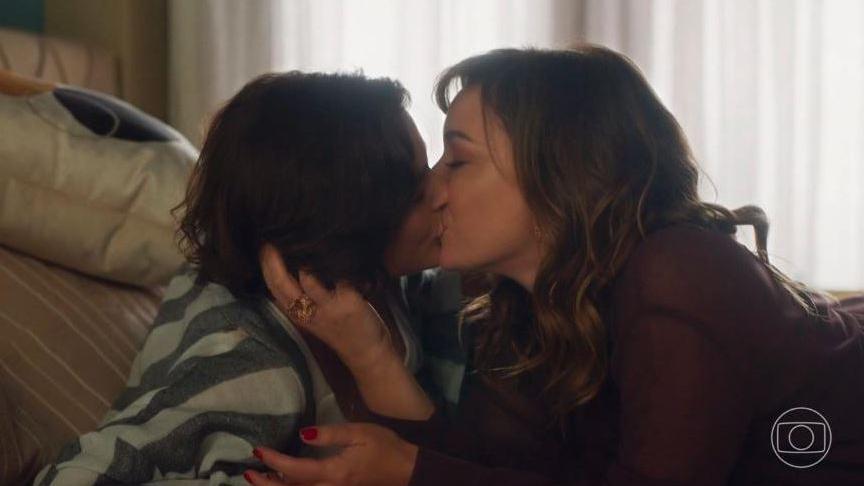 Globo exibe cena de beijo lésbico entre Clara e Helena de 'Vai na Fé'