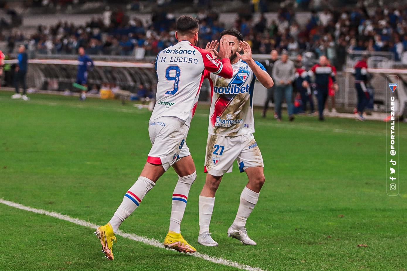 Lucero e Calebe comemoram gol marcado pelo Fortaleza contra o Cruzeiro