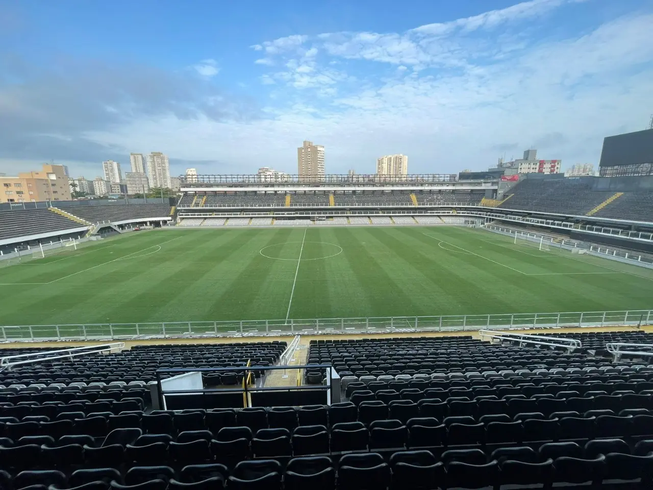 Imagem da notícia: Interdição da Vila Belmiro vai ser analisada pelo STJD após bombas no gramado contra Corinthians