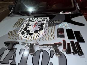 Armas, munições, celulares e drogas apreendidas em operação do Cotam que resultou na prisão de quatro homens no dia 21 de junho de 2023 no Conjunto Palmeiras, em Fortaleza